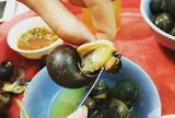 'Phải lòng' hàng ốc luộc vỉa hè Hà Nội