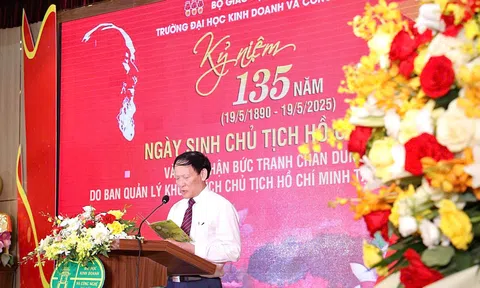 Trường Đại học Kinh doanh và Công nghệ Hà Nội long trọng kỷ niệm 135 năm ngày sinh Chủ tịch Hồ Chí Minh và đón nhận bức chân dung Bác Hồ do Khu Di tích trao tặng