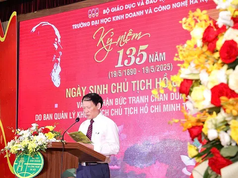 Trường Đại học Kinh doanh và Công nghệ Hà Nội long trọng kỷ niệm 135 năm ngày sinh Chủ tịch Hồ Chí Minh và đón nhận bức chân dung Bác Hồ do Khu Di tích trao tặng