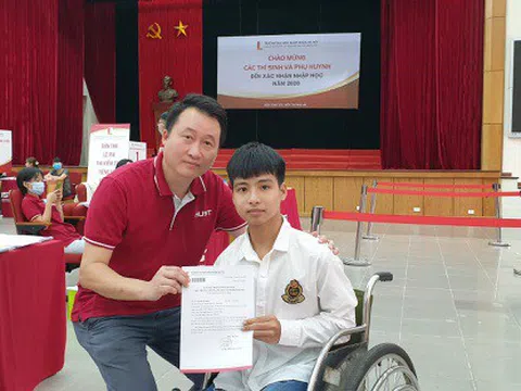 Nam sinh được bạn cõng đi học nhận được hỗ trợ tối đa tại ĐH Bách khoa