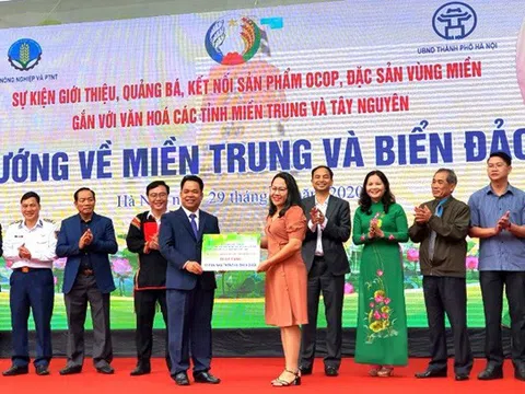 Sau lời khai mạc, sự kiện này đã quyên góp được hơn 1 tỷ đồng hướng về miền Trung và biển đảo