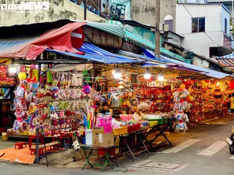 Người bán đông hơn người mua, tiểu thương buôn lồng đèn ở Sài Gòn thấp thỏm lo ế